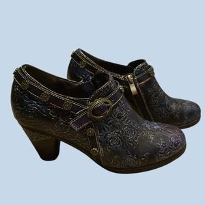 SOFFIA | Rose Embossed Floral Relief Leather Ankle Boots Sz 38/7 Irredecent
